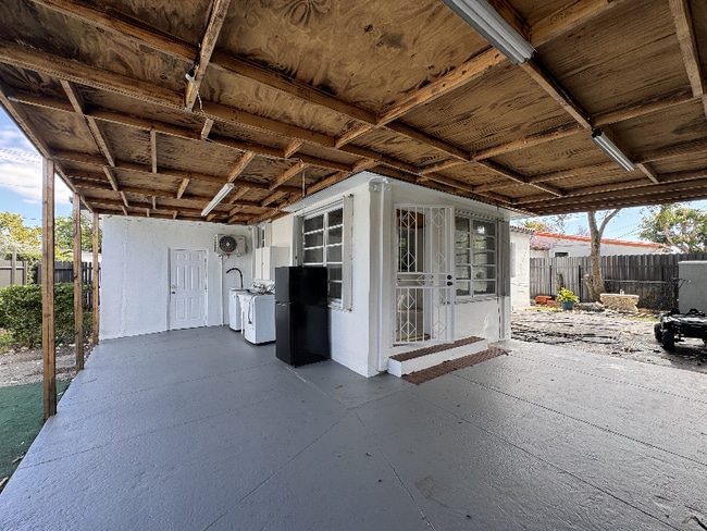 Building Photo - 4060 SW 6th St