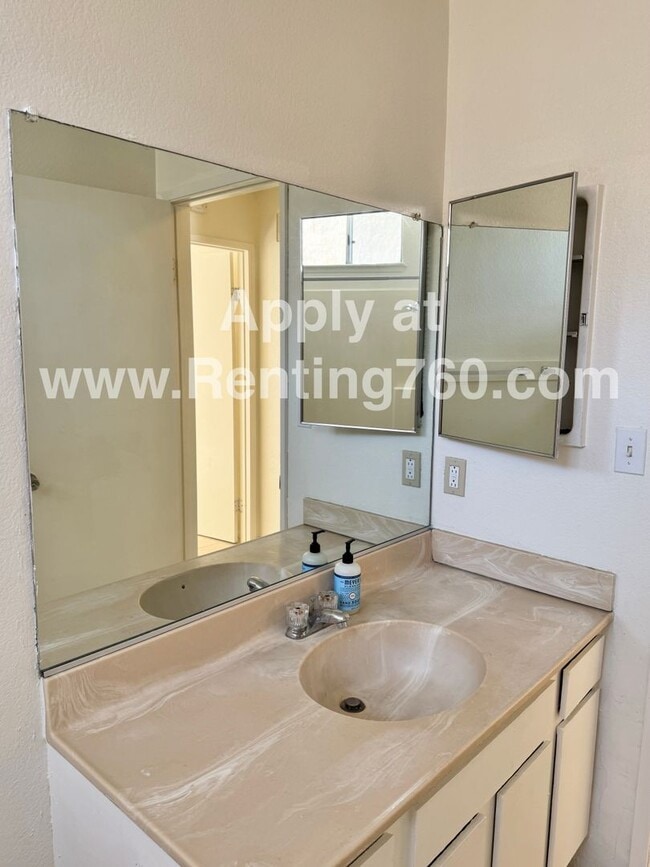 Building Photo - Spacious 2 Bed 1 Bath Home With Indoor Lau...