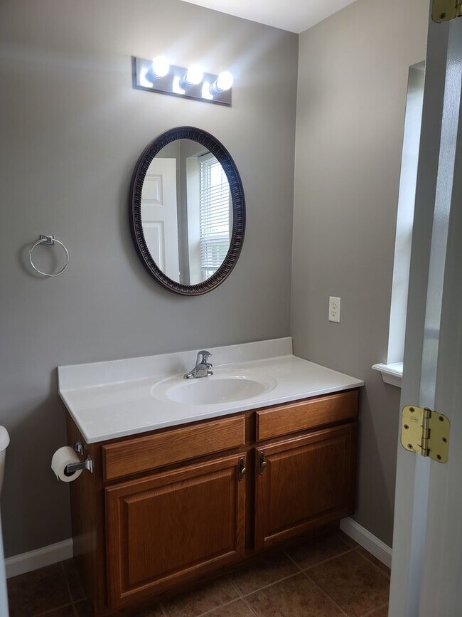 Building Photo - 3 Bed 2.5 Bath Townhome Ready for You in W...