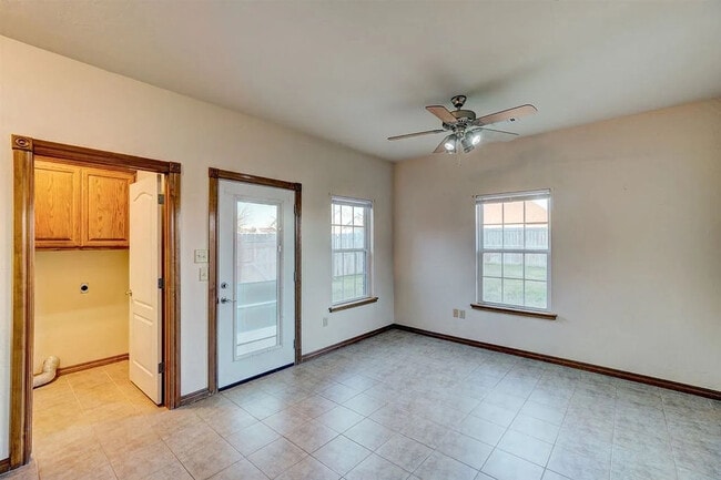 Building Photo - 608 Shady Oak
