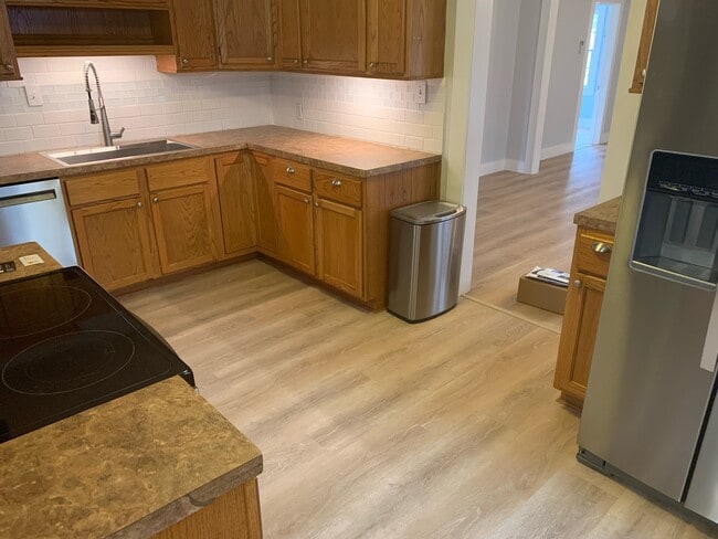 Building Photo - 450 W Sherman St