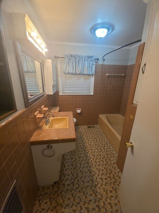 Building Photo - 3-Bedroom Home with Fireplace and Covered Patio in Sparta