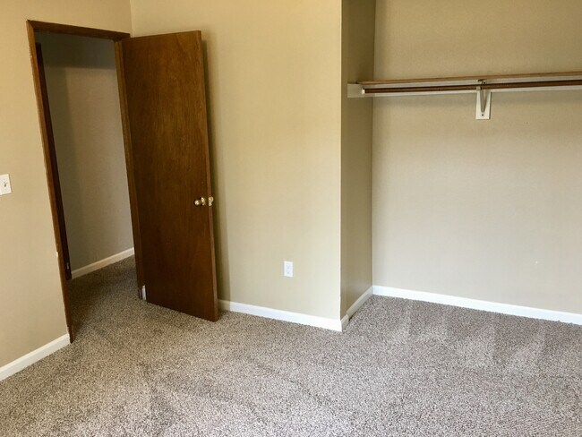 Building Photo - Spacious 3 bdrm/1.5 bath, Garage, Fenced B...