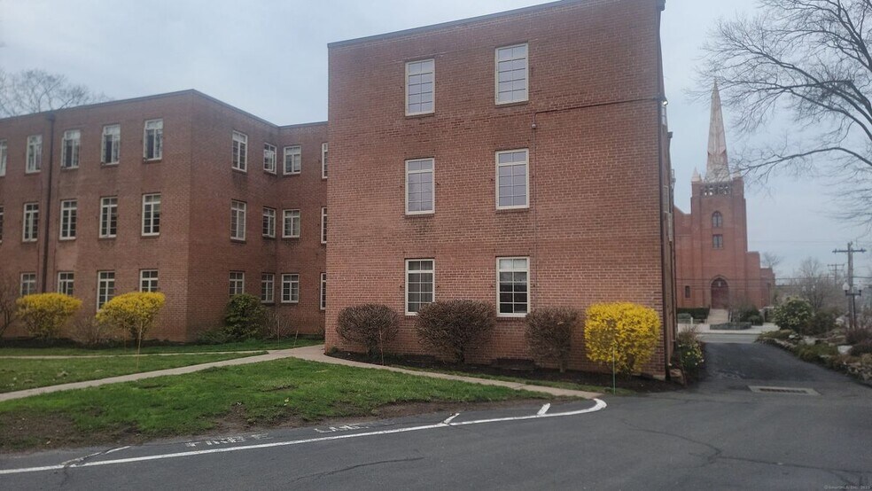 Building Photo - 869 Farmington Ave