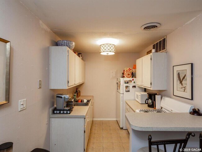Building Photo - 1700 SW 16th Ct
