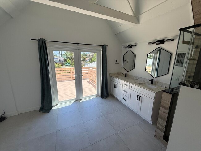 Building Photo - 5814 SE Orange Blossom Trail
