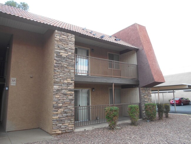 Building Photo - Two Bedroom Condo in Gated Community with ...