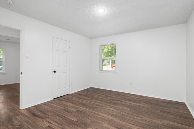 Building Photo - 3 bedroom, 2 bath recently updated in Horn...