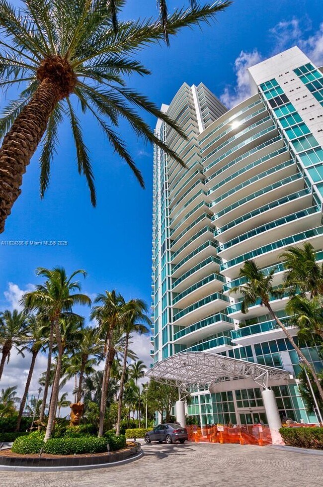 Building Photo - 1000 South Pointe Dr