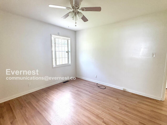 Building Photo - 1549 Elm St SW