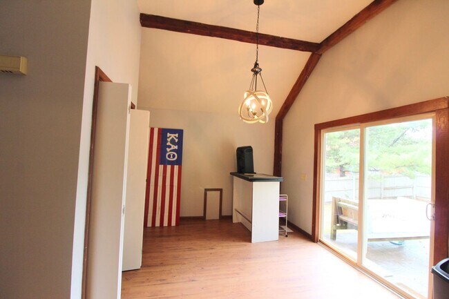 Building Photo - 706 Greenbriar Dr