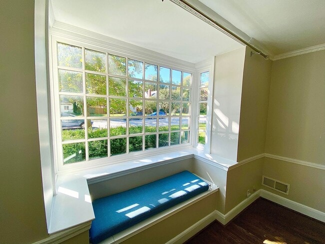 Building Photo - Stunning 4 Bed/3.5 Bath Historic Home - Be...