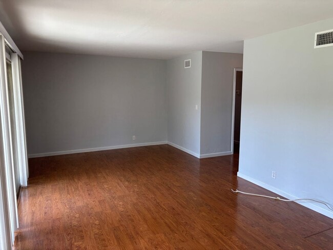 Building Photo - NICE 2 Bedroom Home with Large Enclosed Ya...