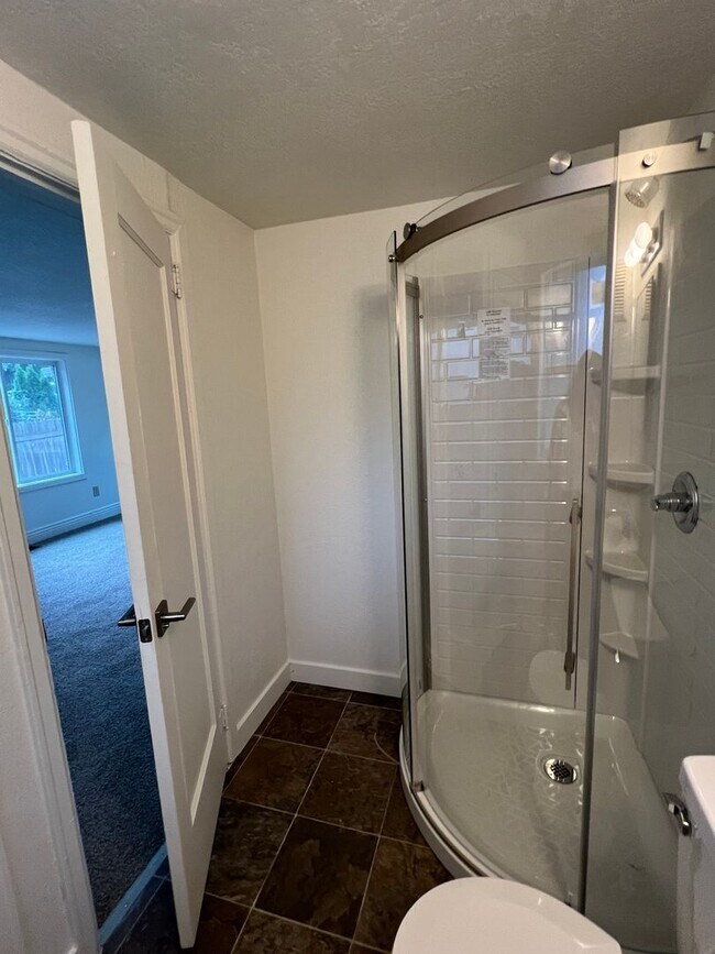 Building Photo - Cute newly remodeled 2 bed 1 bath home on ...