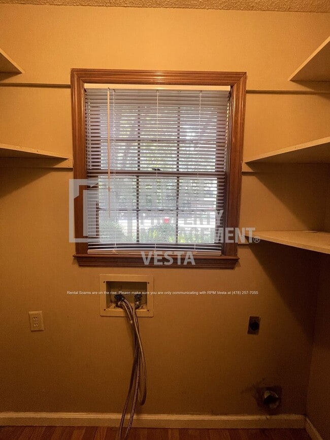 Building Photo - 932 S Confederate Dr