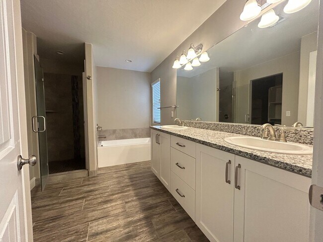 Building Photo - Shadow Ridge Townhome!