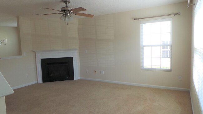 Building Photo - ~~ 4 Bedroom End Unit Townhome            ...