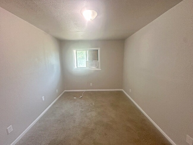 Building Photo - 2 Bedroom, 1 Bath Apartment