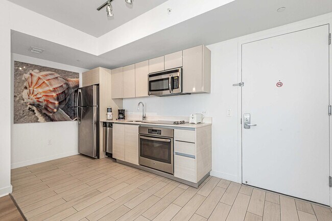 Building Photo - 2602 E Hallandale Beach Blvd