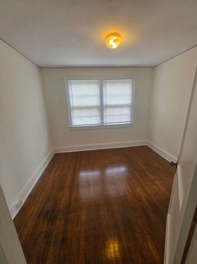 Building Photo - 121 S Poplar St