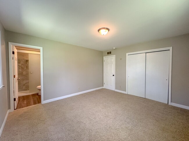 Building Photo - 107 Park Ln W