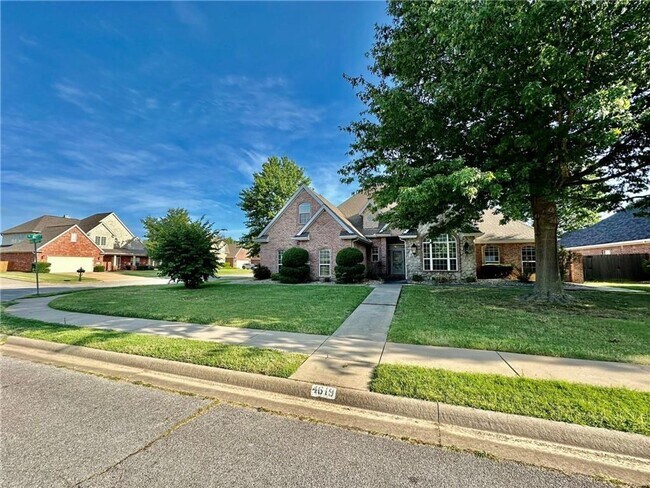 Building Photo - Prime Location 4 Bedroom 3 1/2 bath 2 garages!