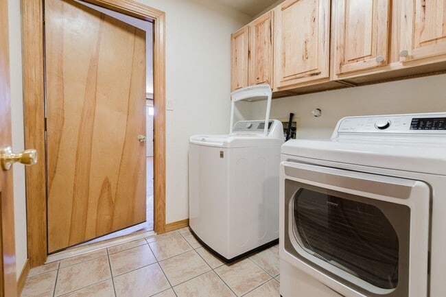 Building Photo - Spacious 4 Bedroom 2 Bath Home near Shopping