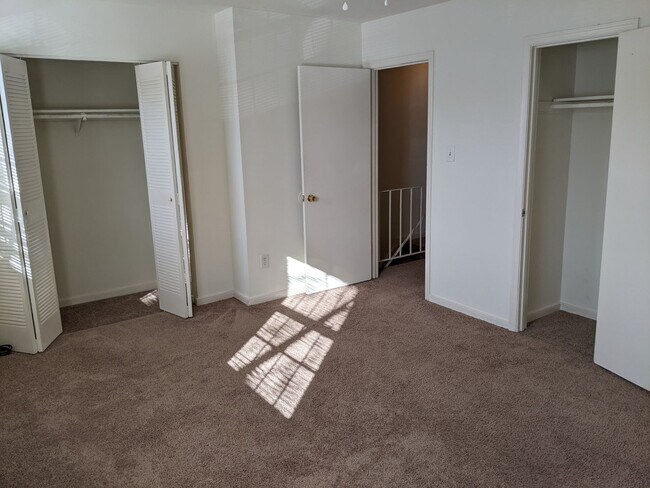 Building Photo - Small Three Bedroom, 1.5 bath Townhome wit...