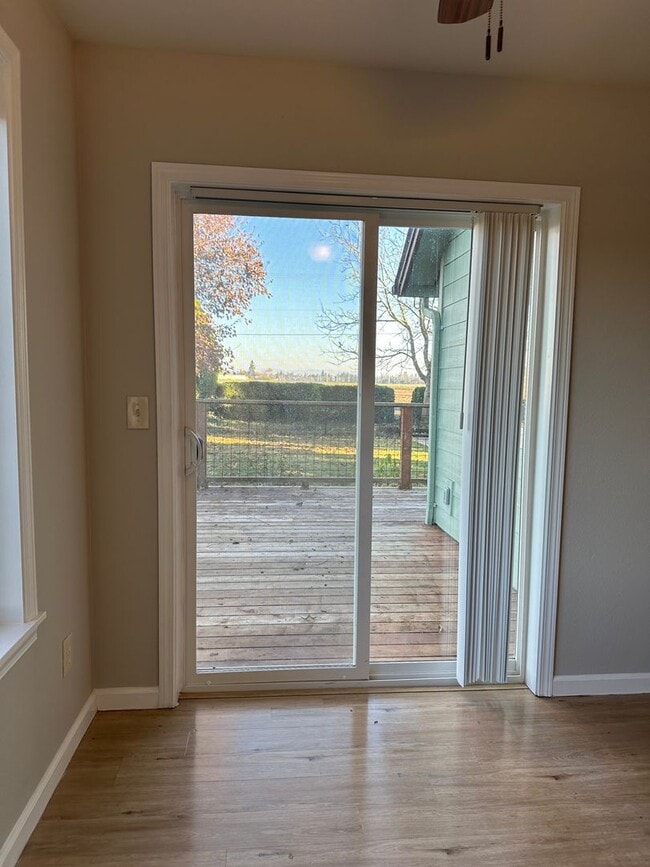 Building Photo - Updated House on 1/2 an Acre Near Spongs Landing Park! Pet Friendly!
