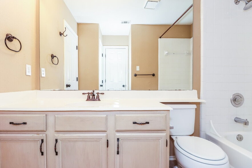 Building Photo - 941 Azalia Dr