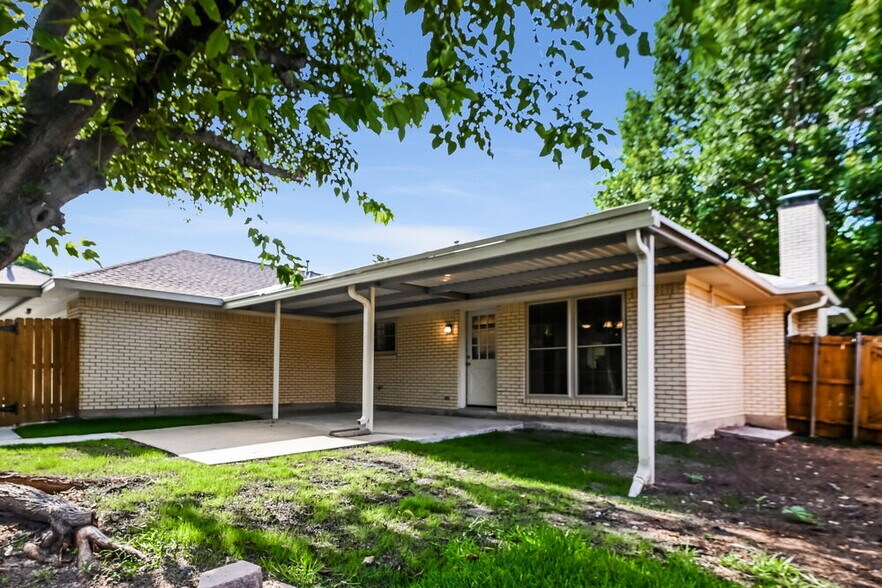 Building Photo - 708 Village Green Dr