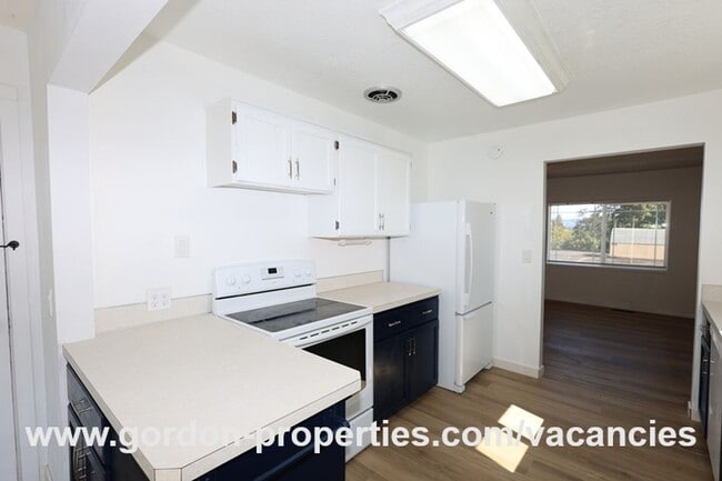 Building Photo - Saint Helens OR - upstairs flat 2 bedroom unit in duplex