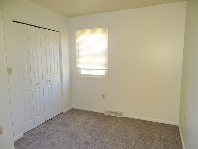 Building Photo - 15 Oriole Dr