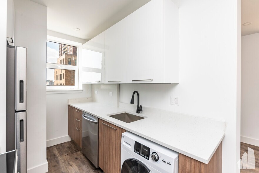 Building Photo - 934 W Carmen Ave