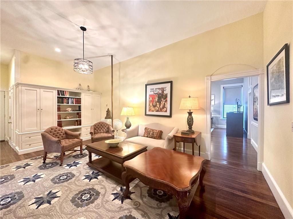 Building Photo - 10 Young St