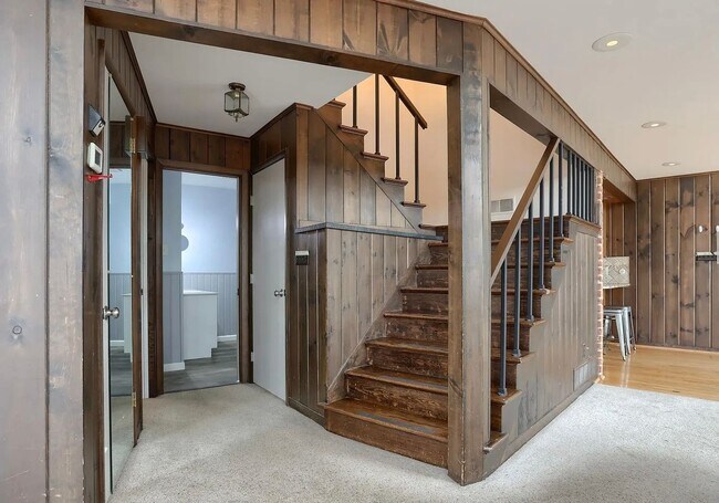 Building Photo - Secluded 3 Bedroom 4 Bath Home