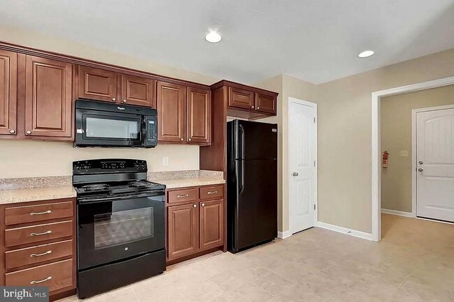 Building Photo - 180 Breezewood Dr
