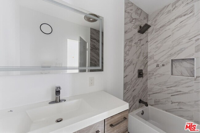 Building Photo - 825 S Detroit St