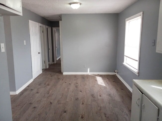 Building Photo - $0 First Month's Rent / $0 Deposit at Move-in