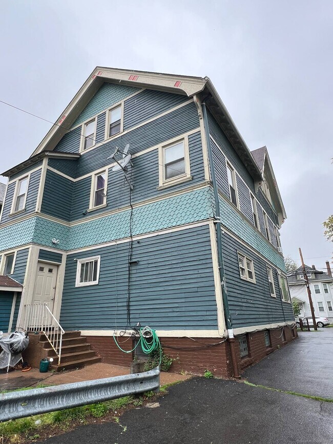 Building Photo - 672 Elm St