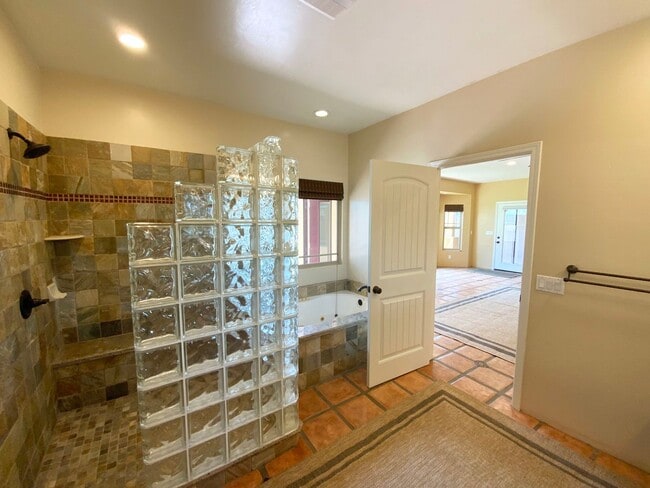 Building Photo - Large Private Yard with View- 1BD/BA ADU