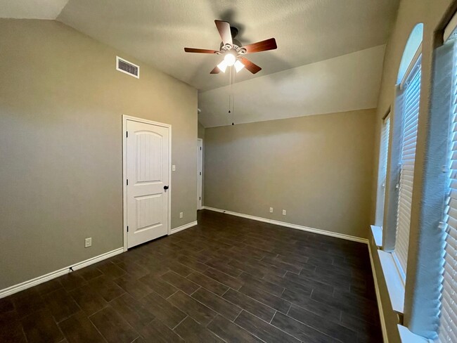 Building Photo - 5690 Nicole Ln