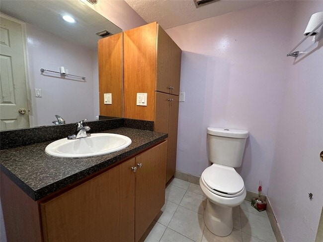 Building Photo - 6630 Racquet Club Dr