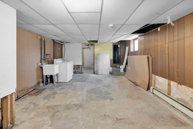 Building Photo - ? Spacious 4-Bedroom Home in Allentown – M...