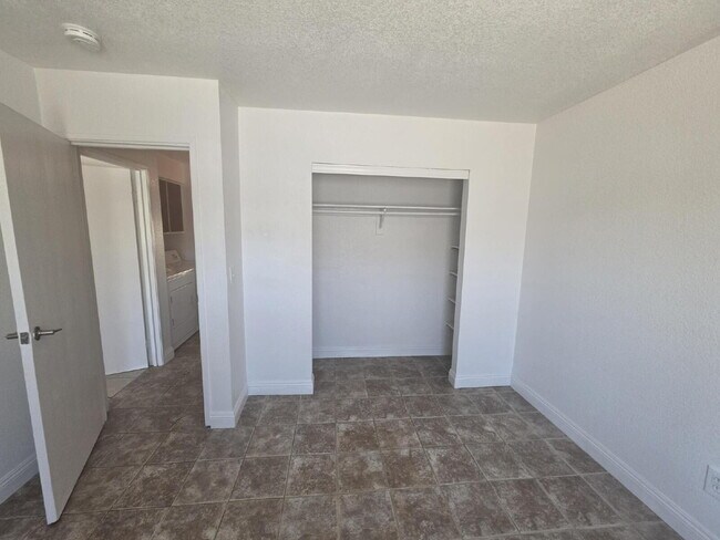 Building Photo - "Cozy 2-Bedroom Haven in North Las Vegas – 810 Sq Ft of Comfort on Harvard St!"