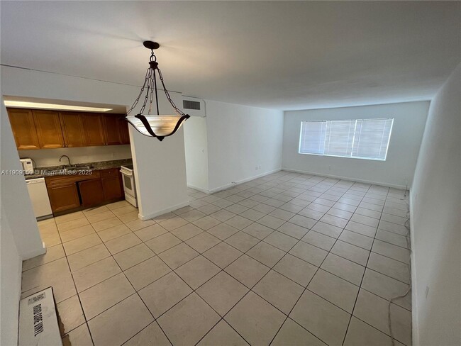 Building Photo - 13700 NE 6th Ave