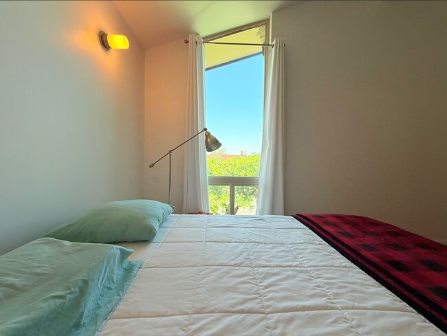 Building Photo - Beautiful One-Bedroom Condo near the Heart of Downtown SLC!