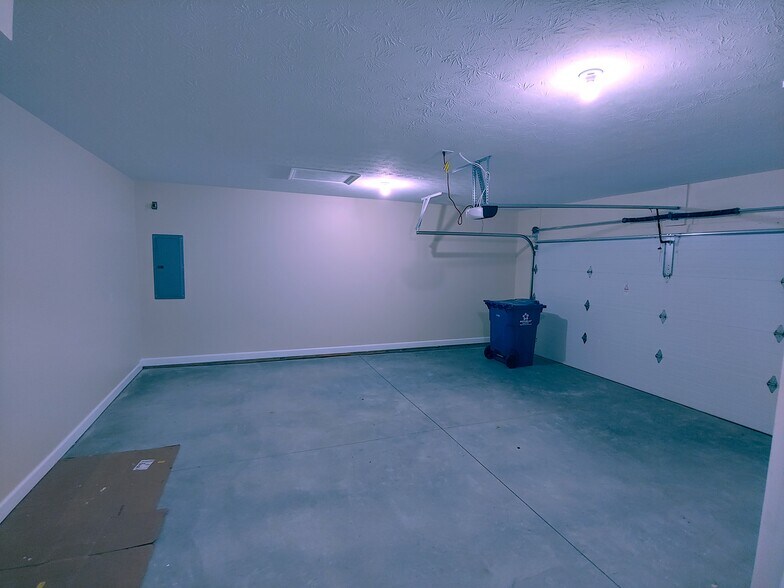 2 car garage - 7762 Knue Rd