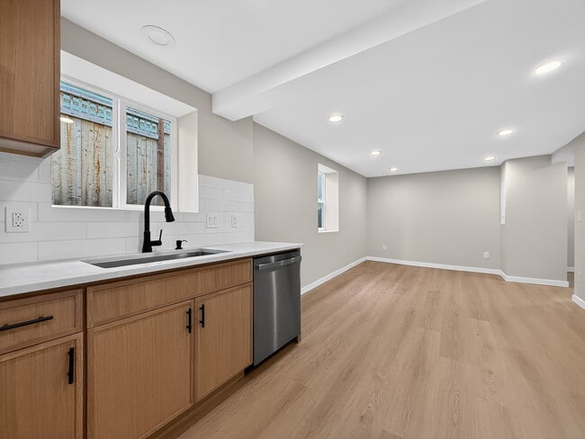 Building Photo - 925 N 75th St