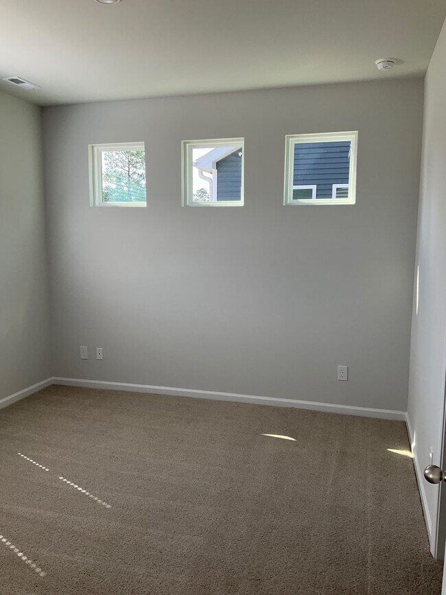 Building Photo - Welcome to this stunning townhouse in Leland, NC!